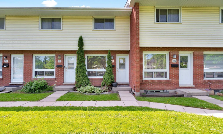 D-71D Wellesley Crescent