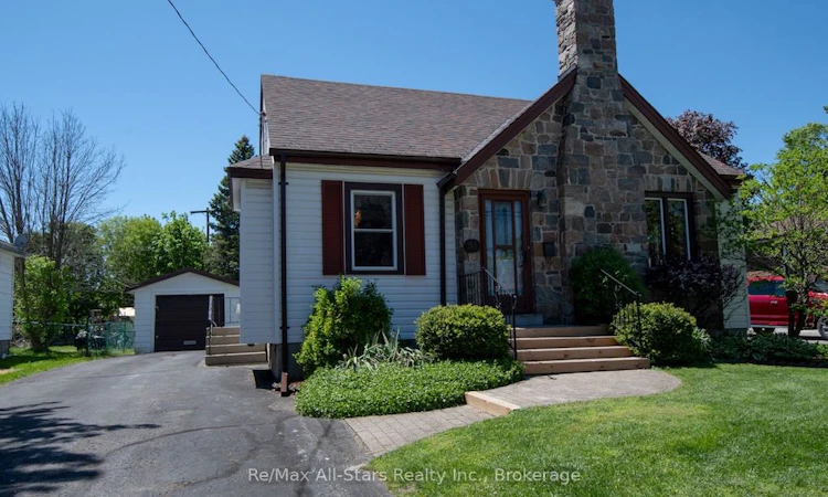 31 Adelaide Street S