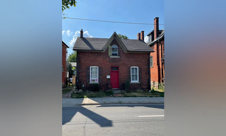 70 Wellington Street S