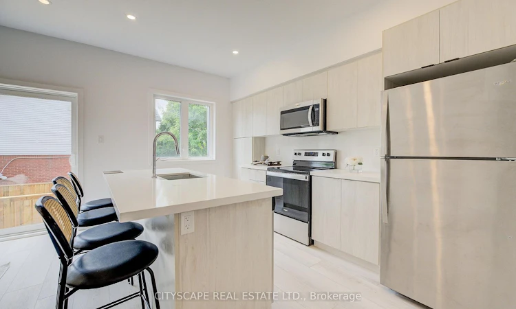 13-416 Dundas Street S