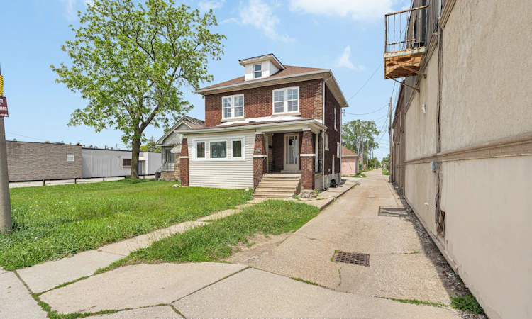 942 Tecumseh Road E