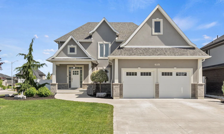 925 Lakewood Crescent