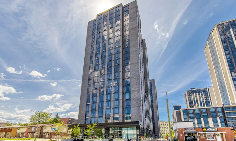 912-145 Columbia Street W