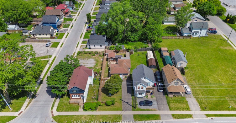 5717 Dunn Street, Niagara Falls, ON, L2G 2N8 - 2