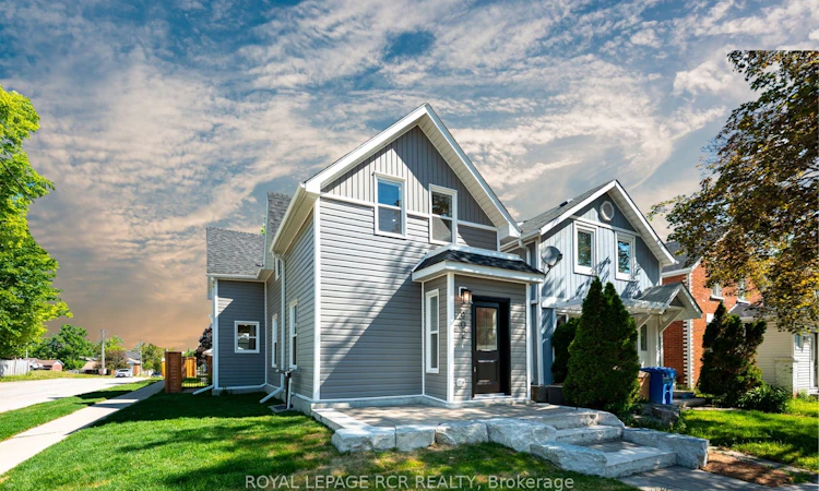 402 Main Street E