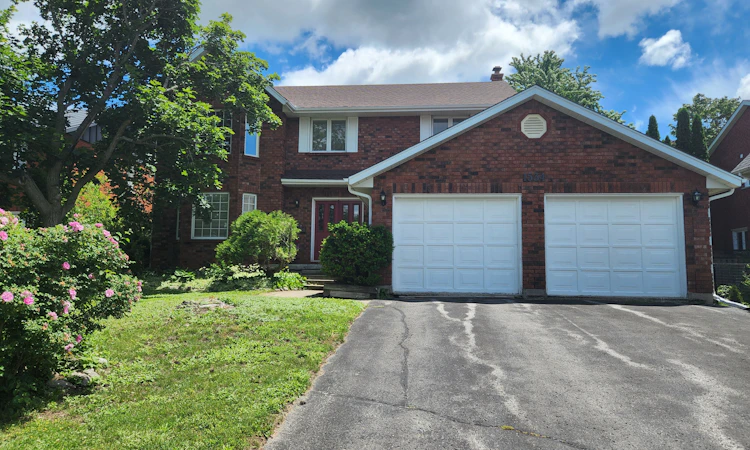 1534 Scollard Crescent