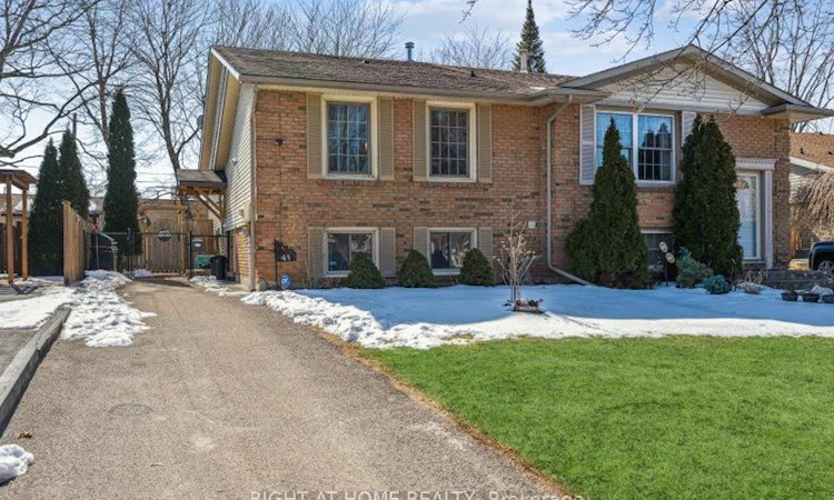 4 1/2 Leaside Drive