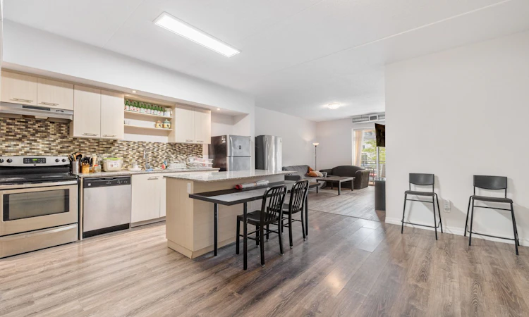 203-8 Hickory Street W