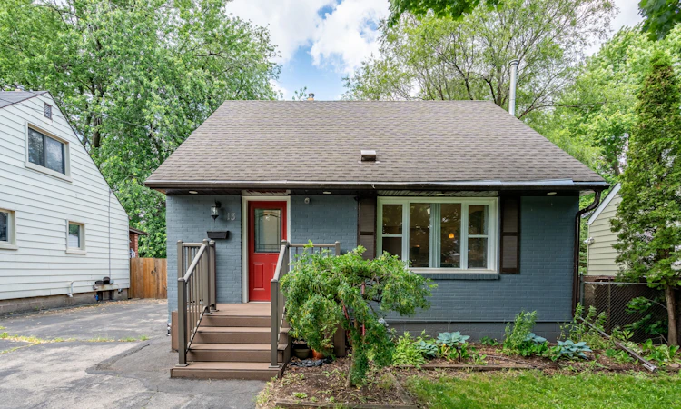 13 Lewis Street W