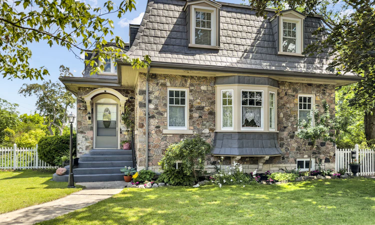 104 Dundas Street W