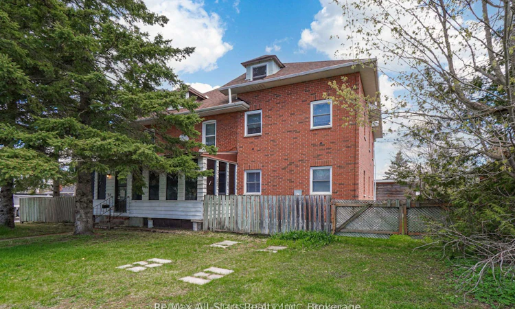 94 Adelaide Street N