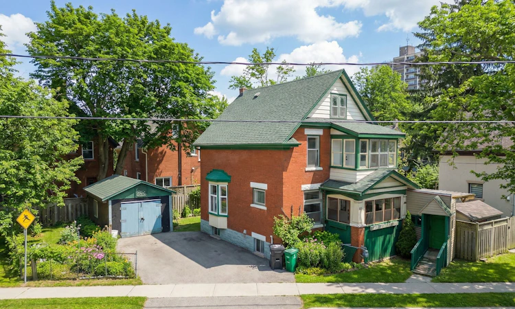 64 Lancaster Street E