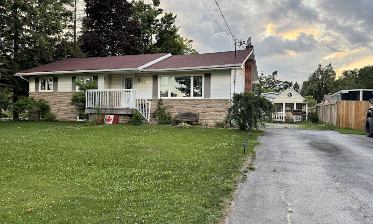 411 Main Street W
