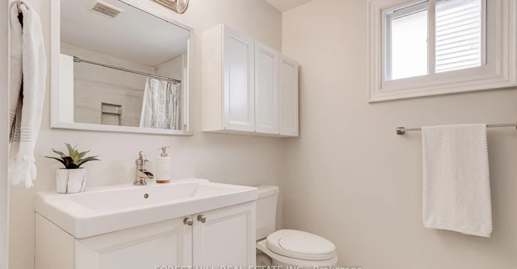 Room 1-115 Amberly Boulevard, Hamilton, ON, L9G 3V2 - 3