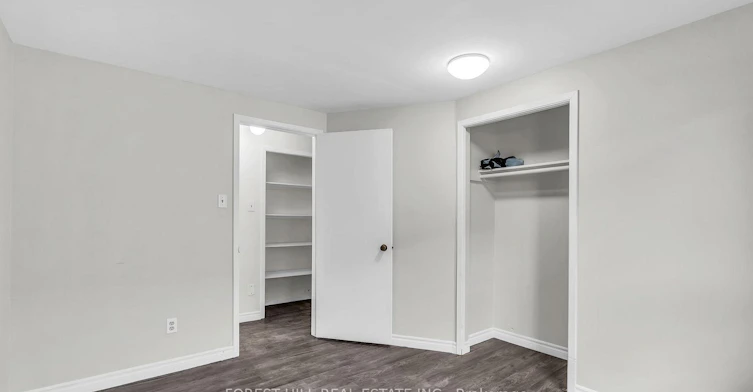 Room 2-115 Amberly Boulevard, Hamilton, ON, L9G 3V2 - 4