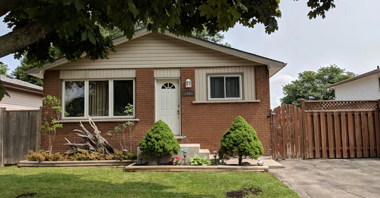 11 Lawnhurst Drive, Hamilton, ON, L8V 4N8
