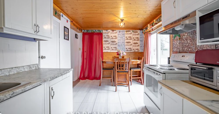 5938 Dunn Street, Niagara Falls, ON, L2G 2P1 - 5