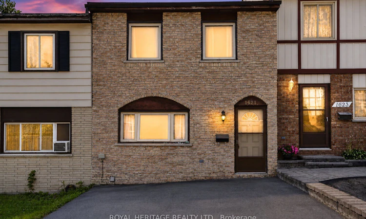 1621 Applewood Crescent