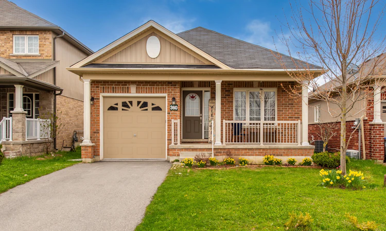 360 Armstrong Street W