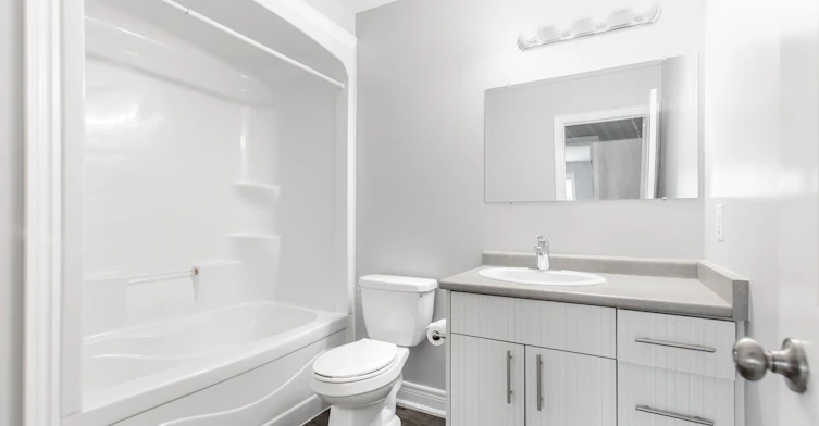upper-11 Donald Avenue, Welland, ON, L3C 3S9 - 7