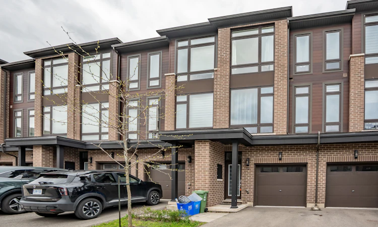 12-270 Melvin Avenue W