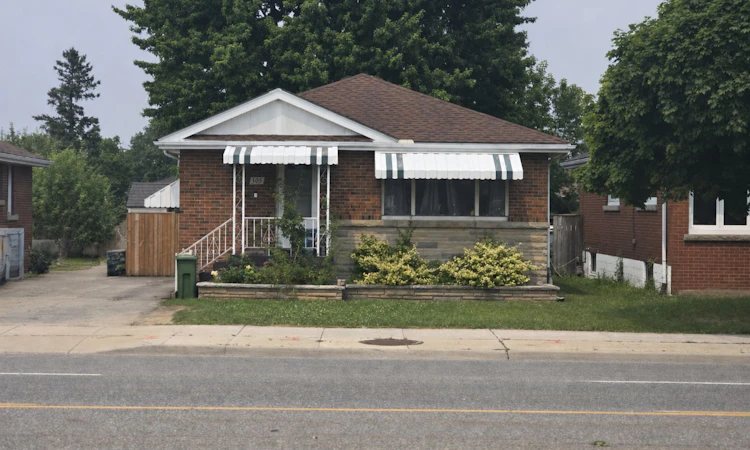 305 Mohawk Road E