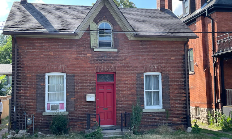 70 Wellington Street S