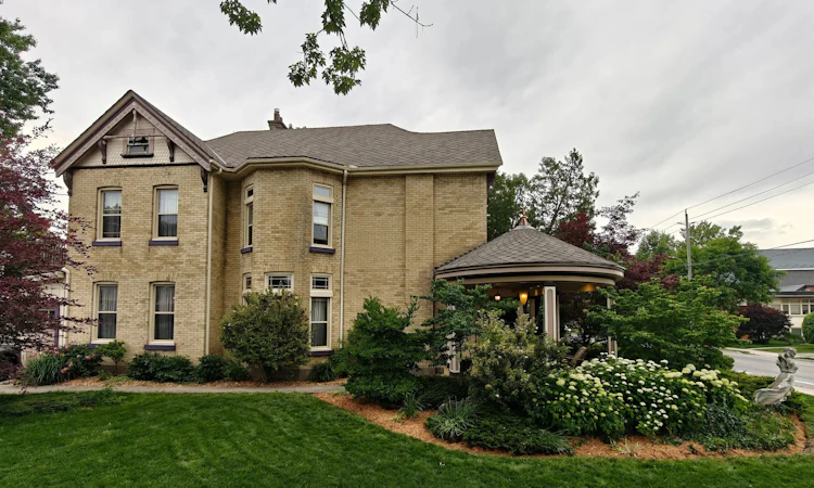 307 Ridout Street S