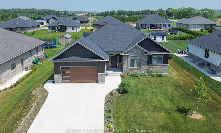 11 Mctavish Crescent N