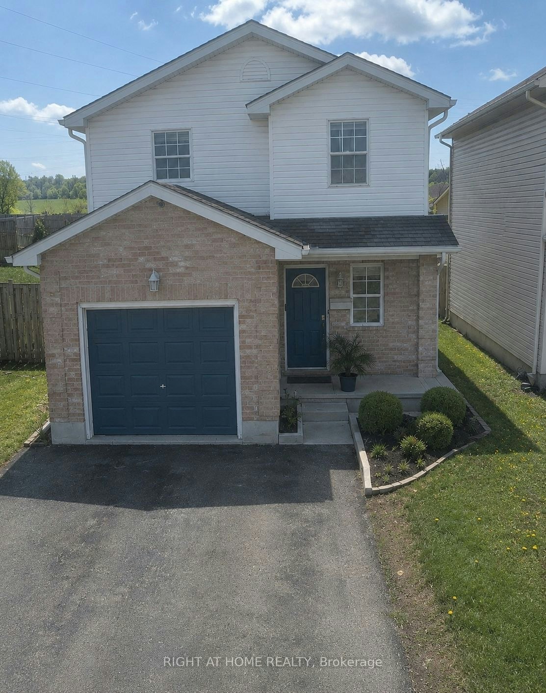 Room 2-33 Phair Crescent, London, ON, N5Z 5B5