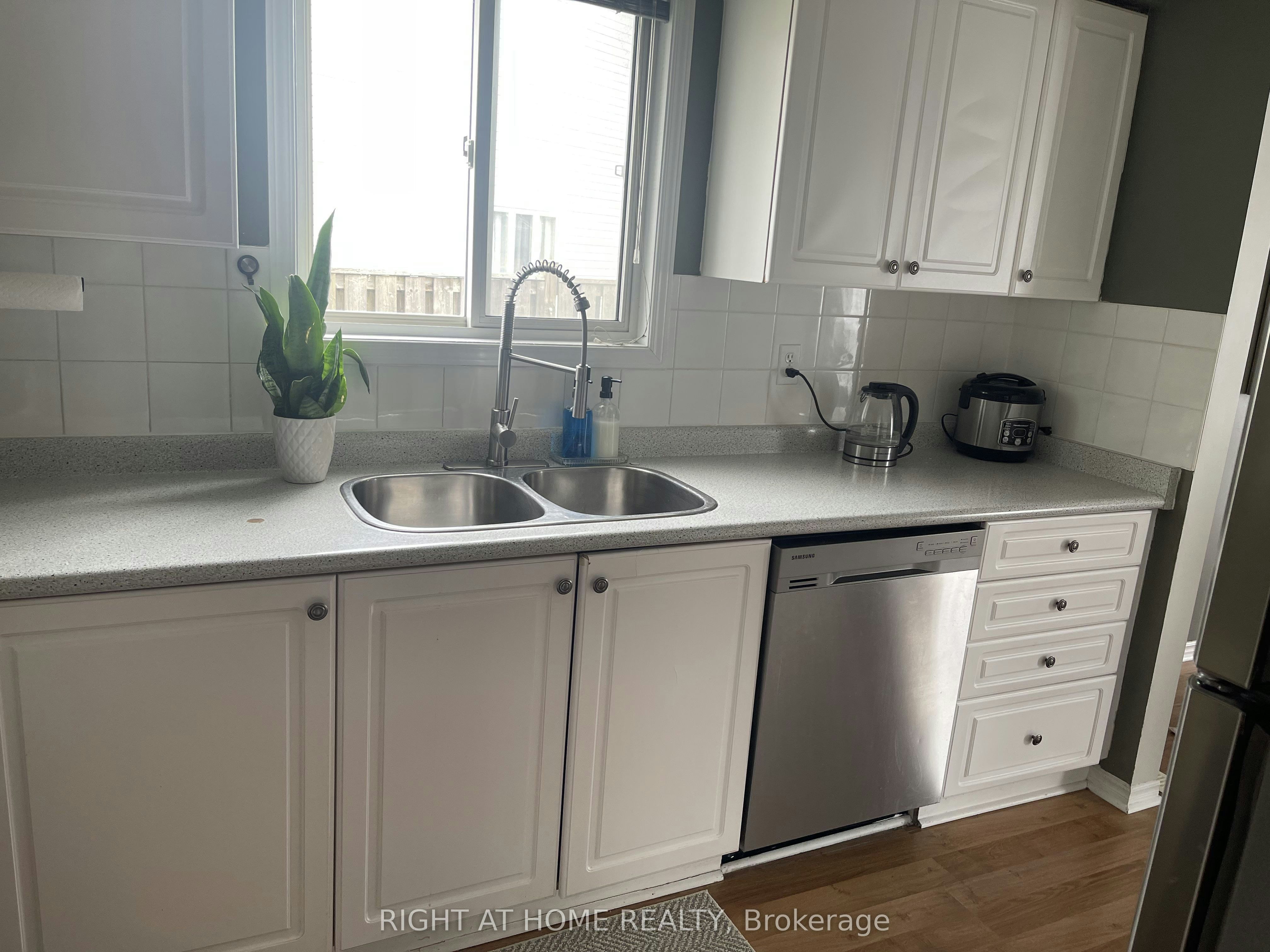 Room 2-33 Phair Crescent, London, ON, N5Z 5B5 - 6