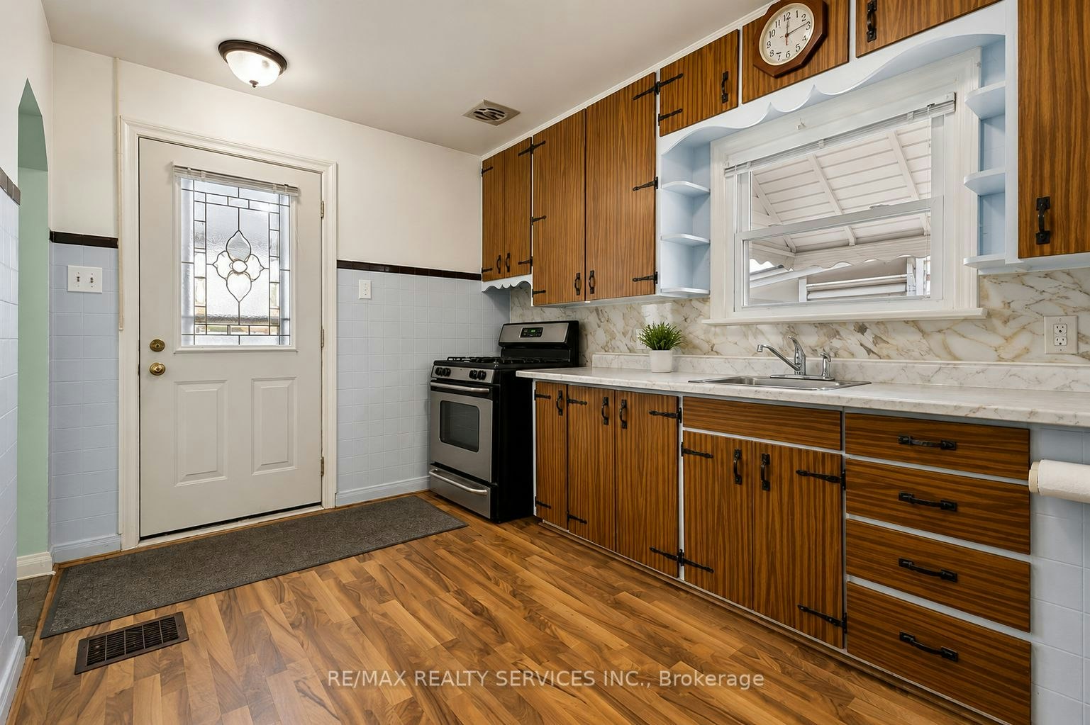 215 Highbury Avenue N, London, ON, N5Z 2W6 - 2