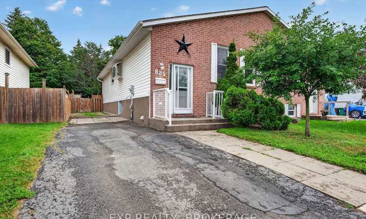 885 Larchwood Crescent