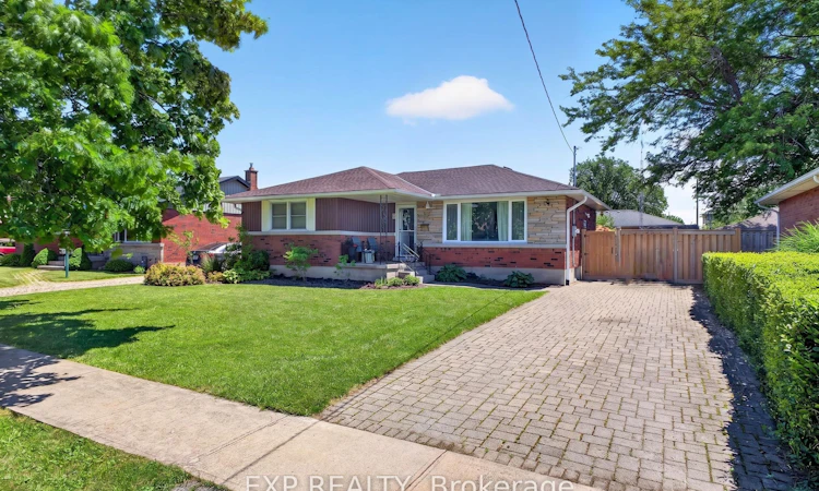 8 Dunraven Avenue