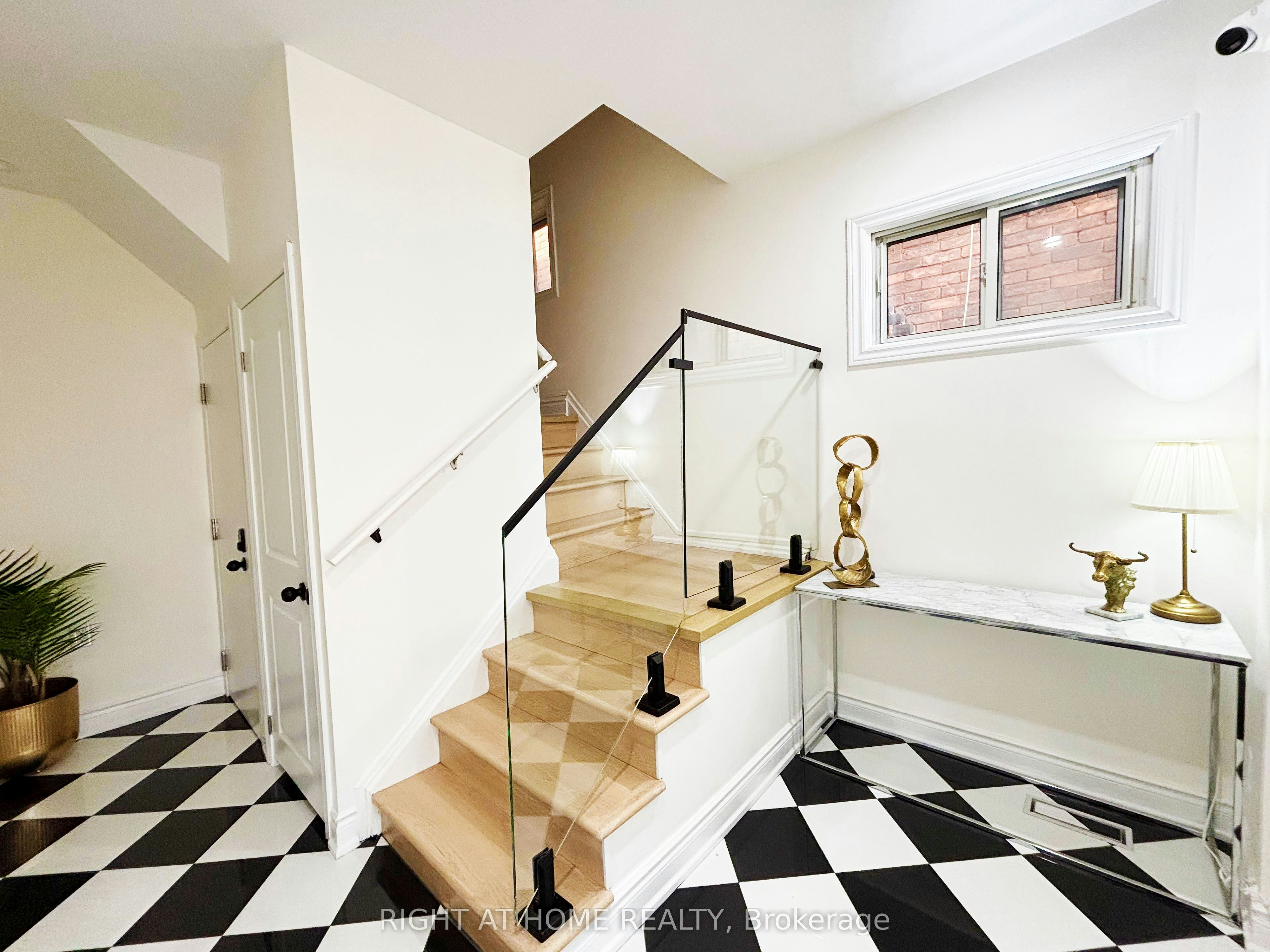 Upper-11 Holton Avenue N, Hamilton, ON, L8L 6H3 - 5