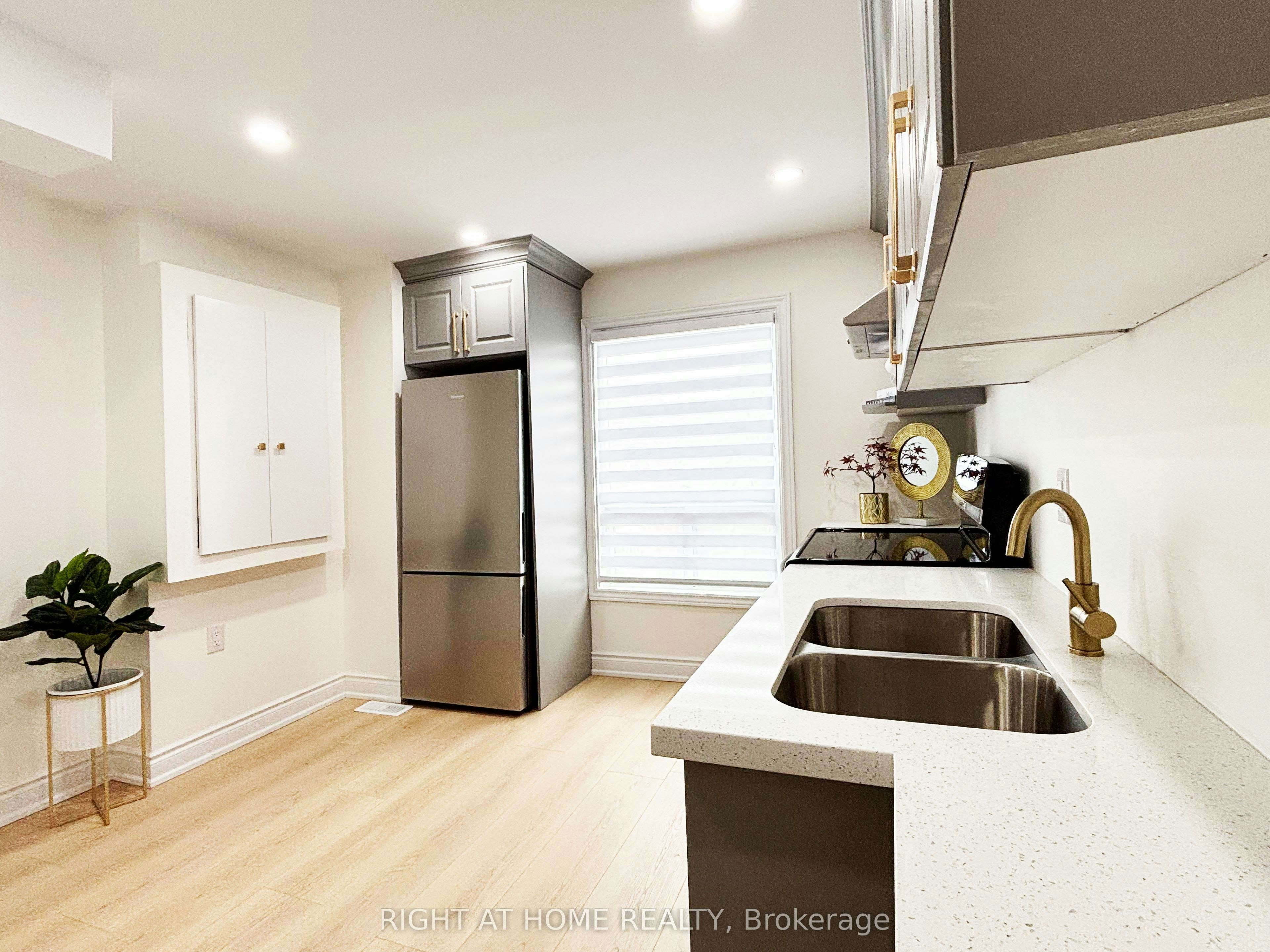 Upper-11 Holton Avenue N, Hamilton, ON, L8L 6H3 - 11