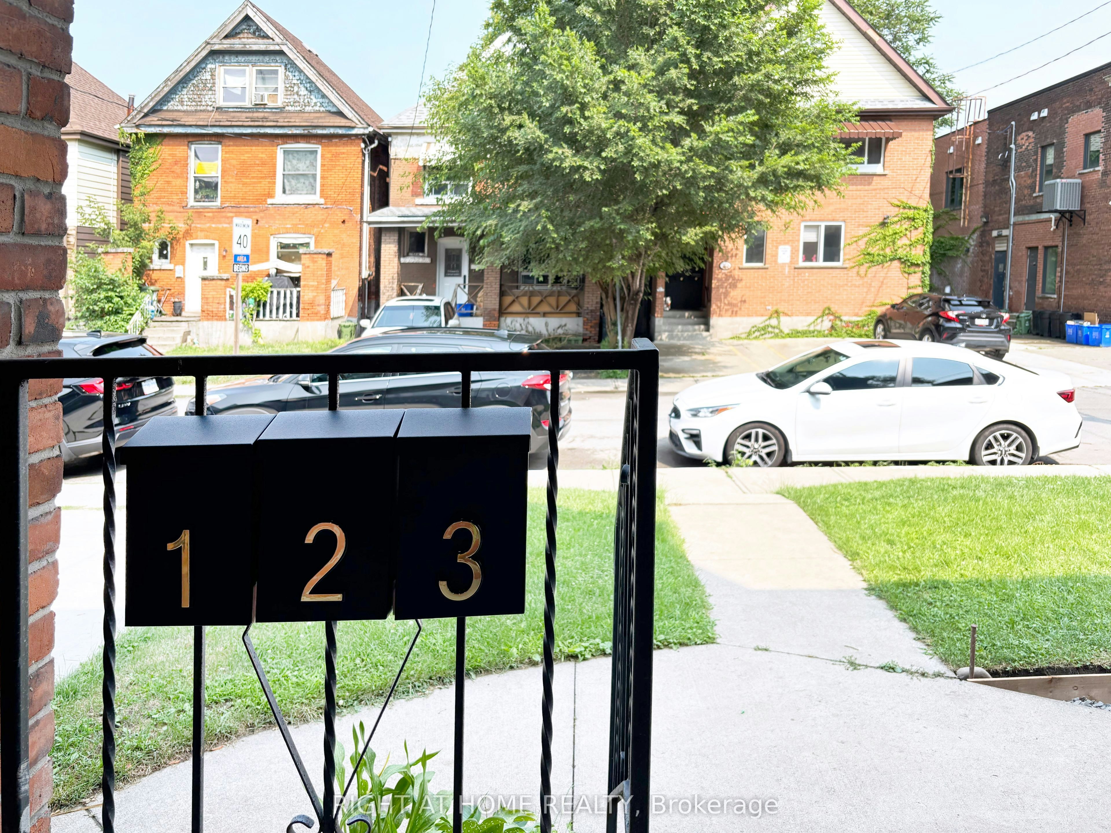 Upper-11 Holton Avenue N, Hamilton, ON, L8L 6H3 - 4
