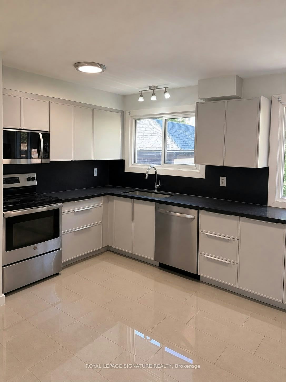 Upper-9 Fieldway Drive, Hamilton, ON, L9A 2L2 - 2