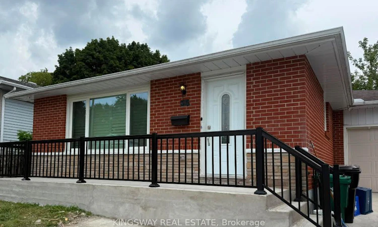 35 Silver Aspen Crescent