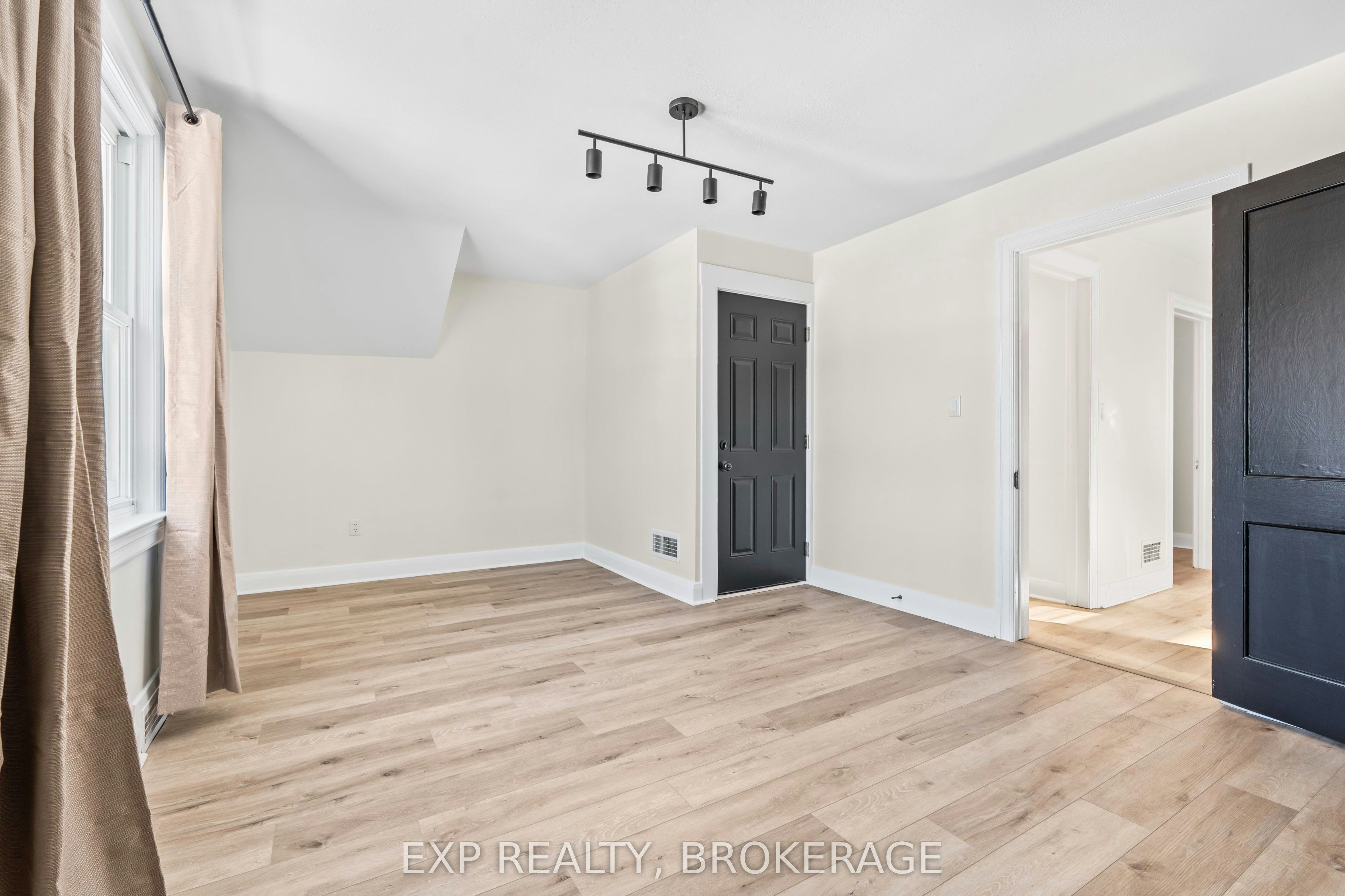 493 College Street, Kingston, ON, K7L 4M8 - 8
