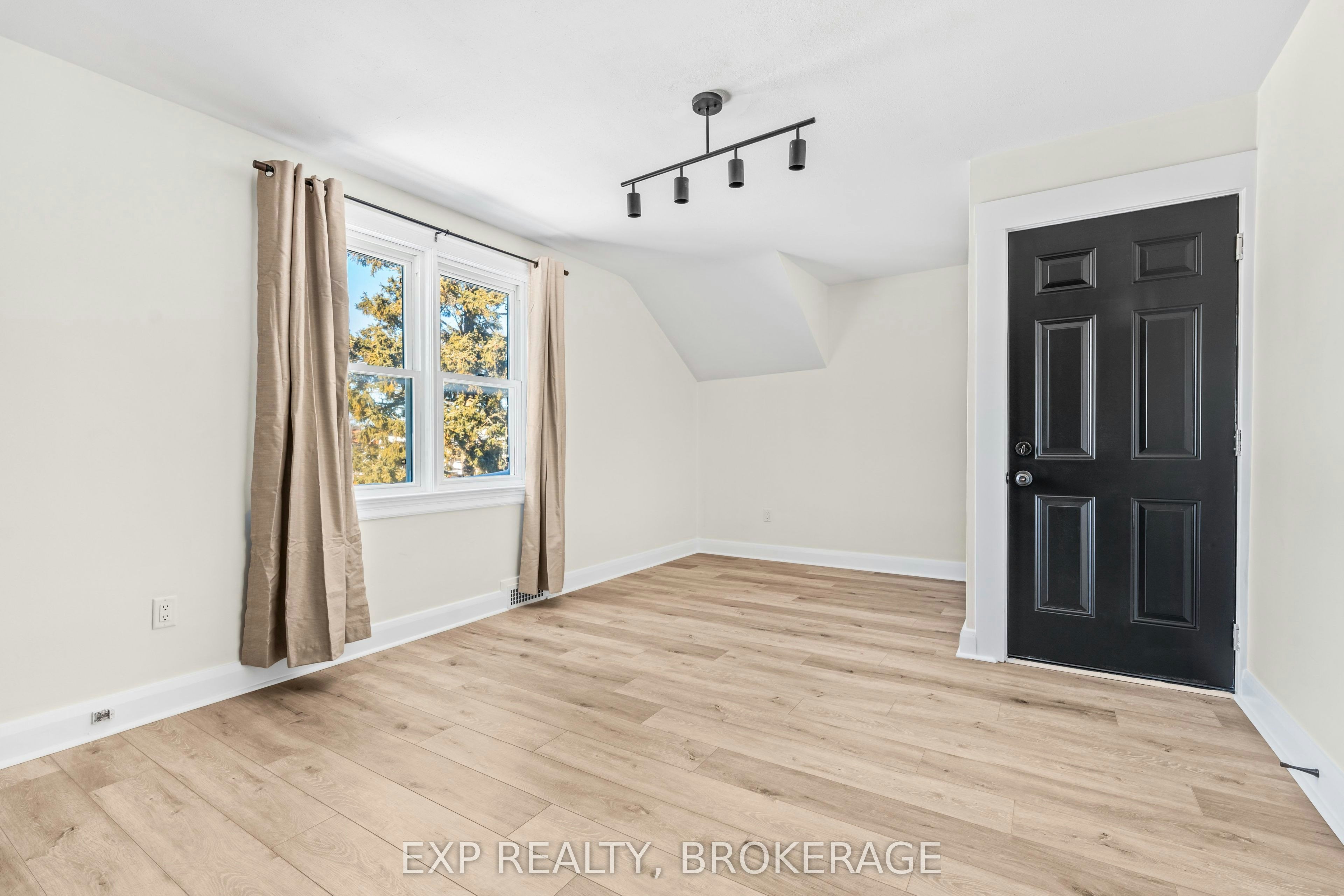 493 College Street, Kingston, ON, K7L 4M8 - 7
