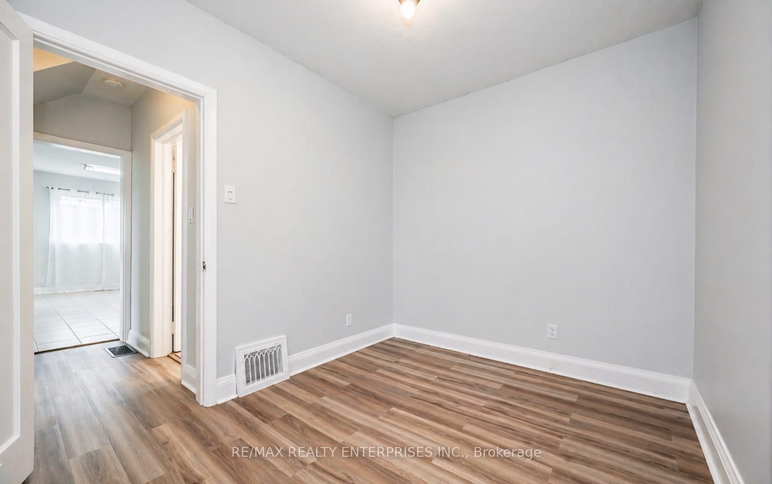 Main-557 Stirling Avenue S, Kitchener, ON, N2M 3J5 - 11