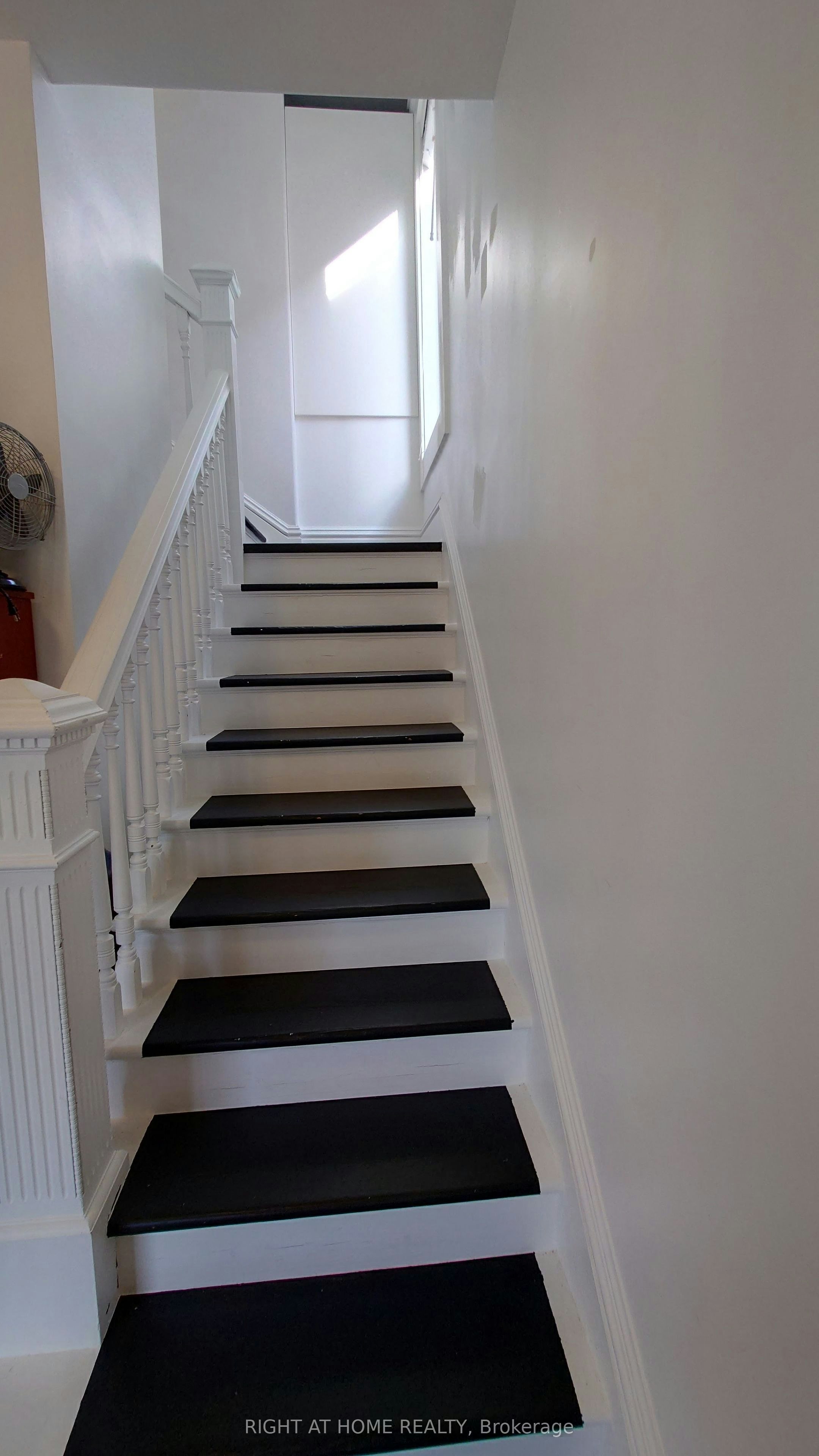 UPPER-117 Wellington Street S, Hamilton, ON, L8N 2R3 - 2