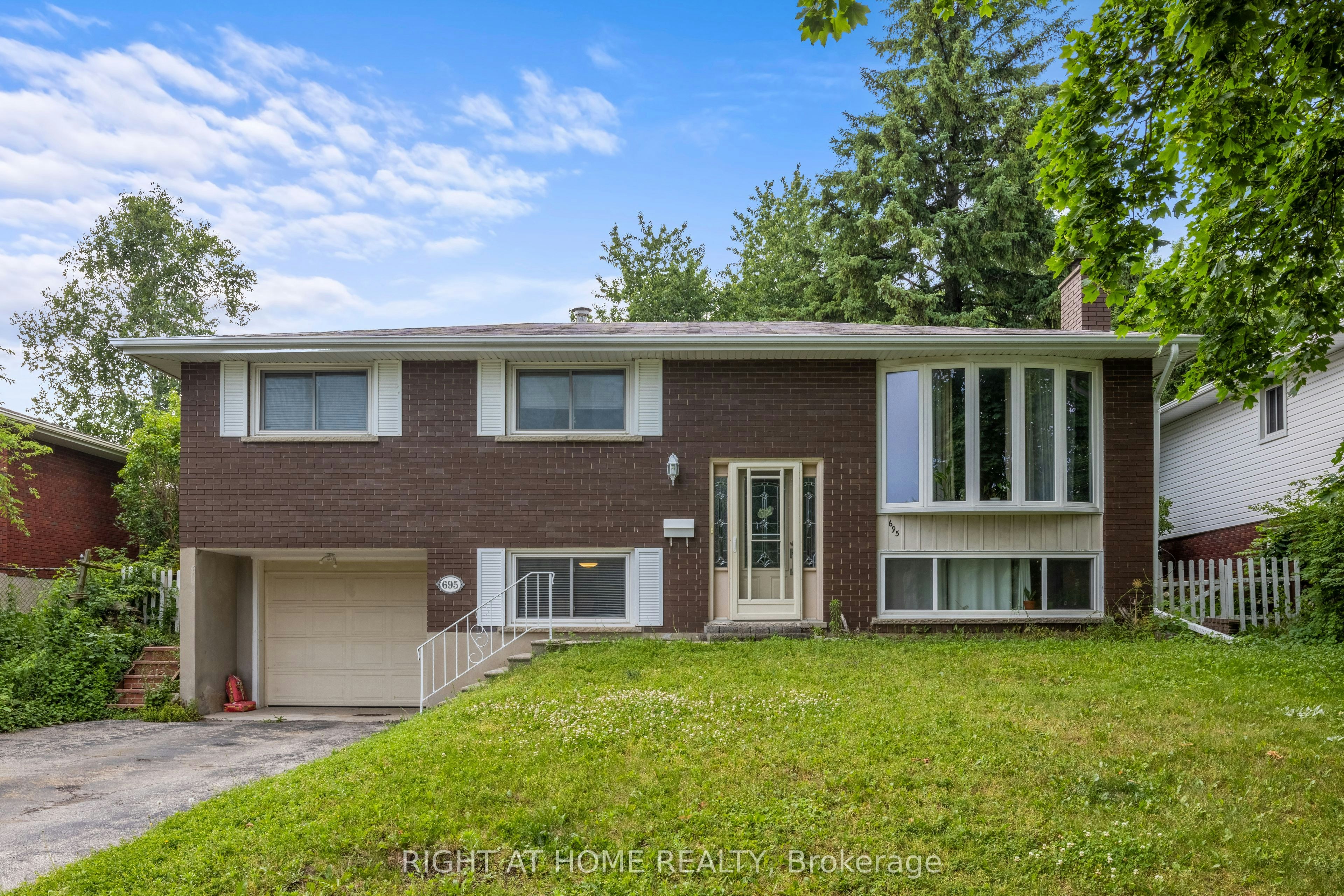 Upper-695 Glen Forrest Boulevard, Waterloo, ON, N2L 4K7 - 2