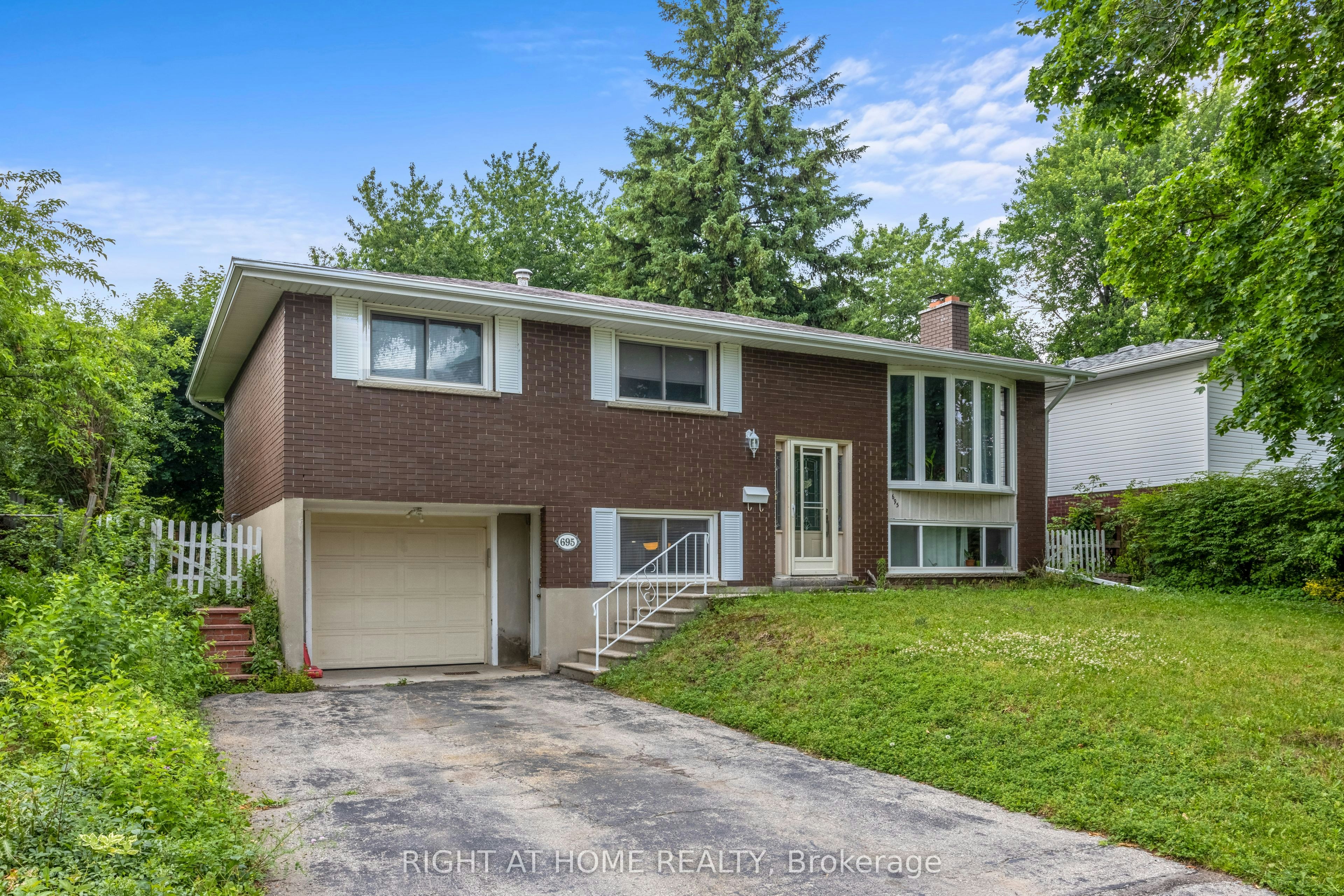 Upper-695 Glen Forrest Boulevard, Waterloo, ON, N2L 4K7