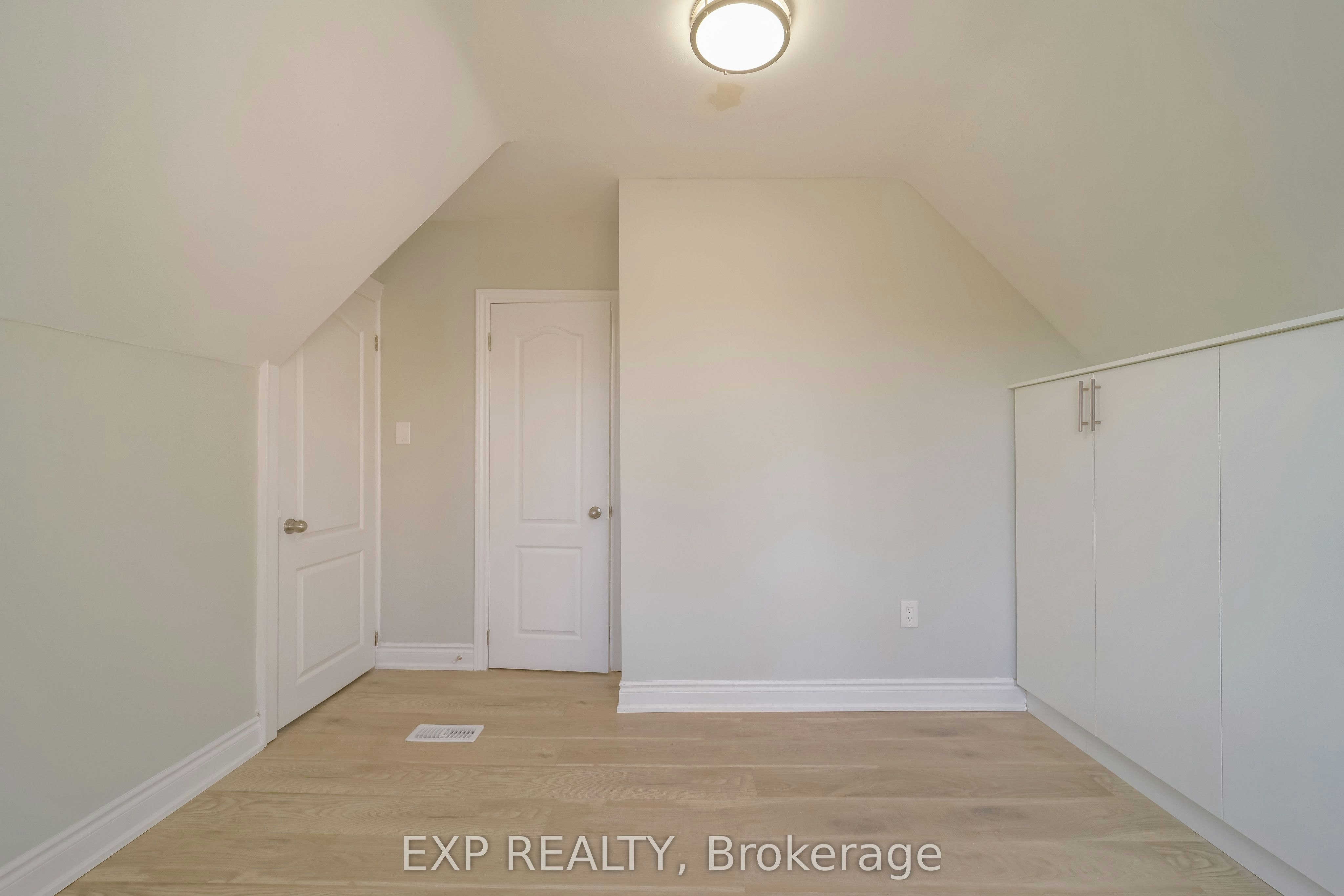 upstairs-1509 Main Street E, Hamilton, ON, L8K 1E2 - 17