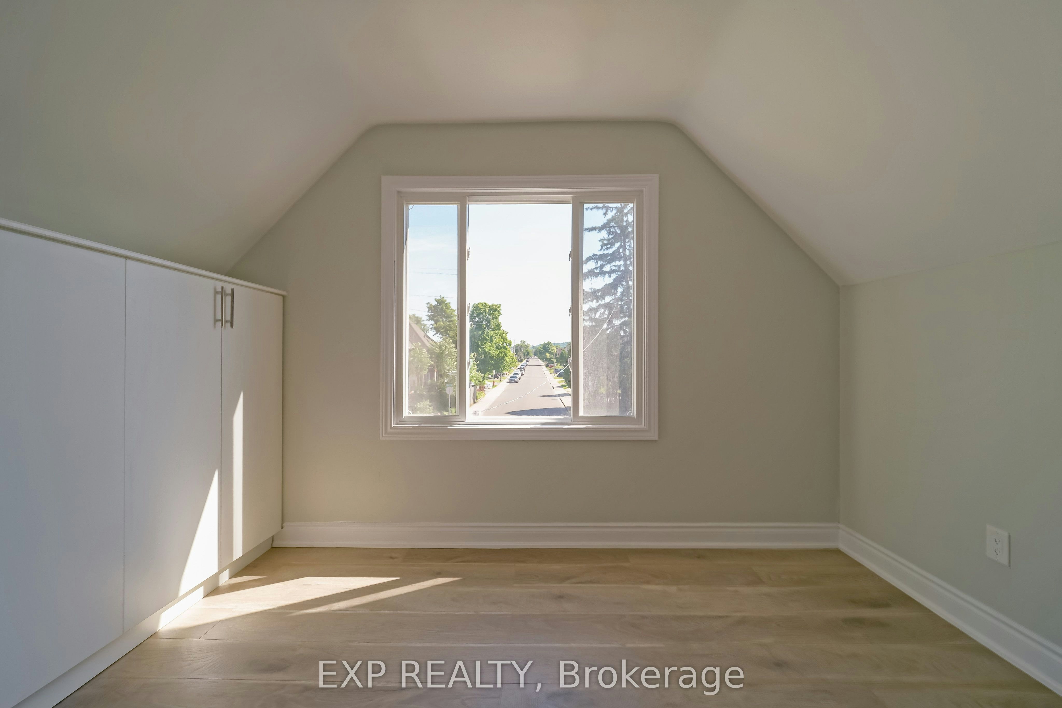 upstairs-1509 Main Street E, Hamilton, ON, L8K 1E2 - 16