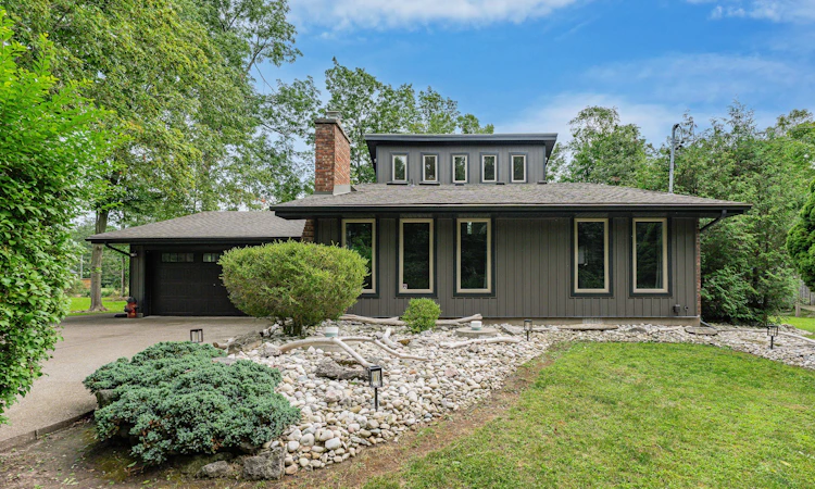 4905 Mapleview Crescent