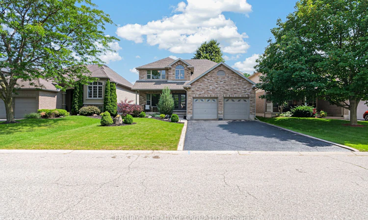 224 Dundas Street W