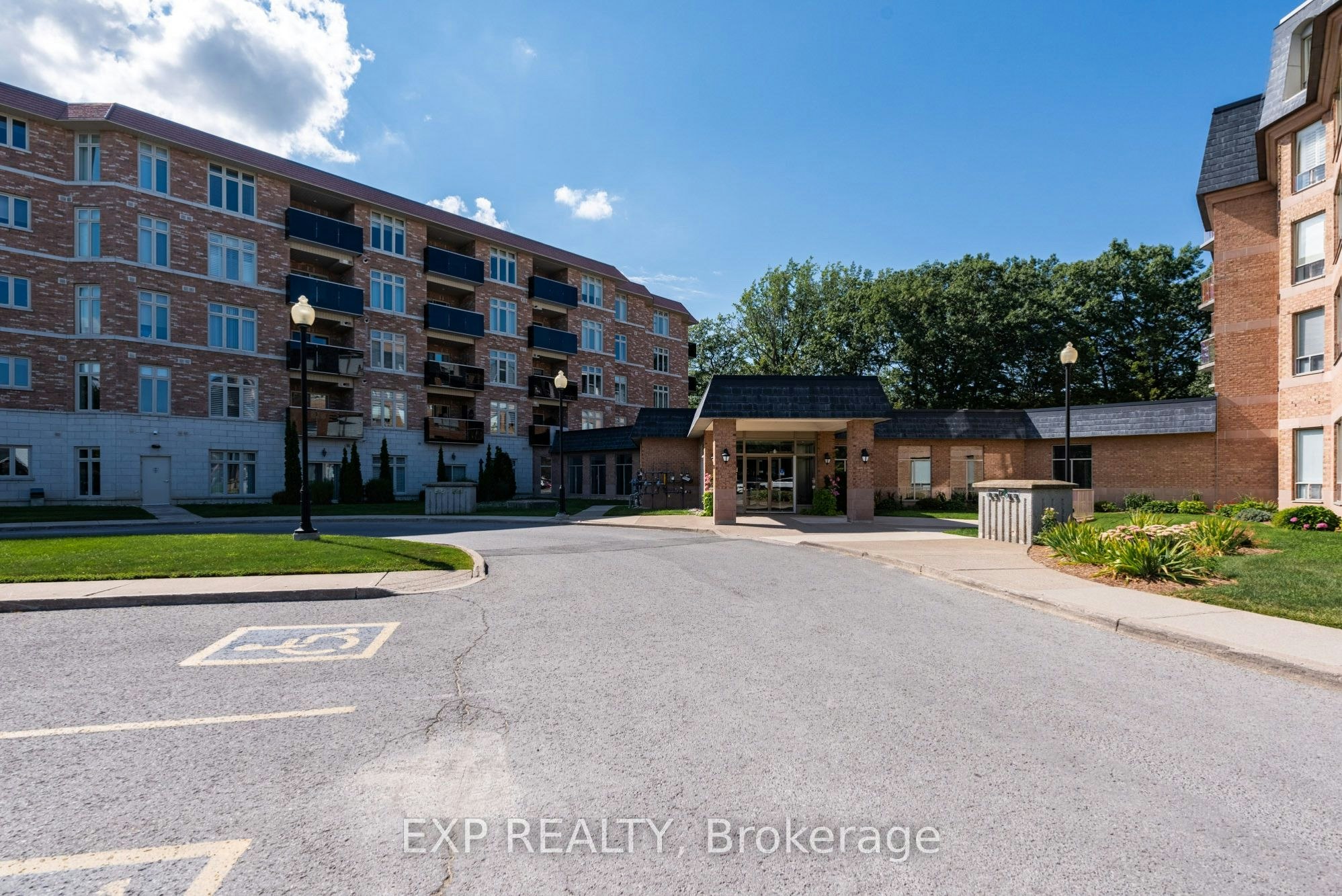 227-8111 Forest Glen Drive, Niagara Falls, ON, L2H 2Y7